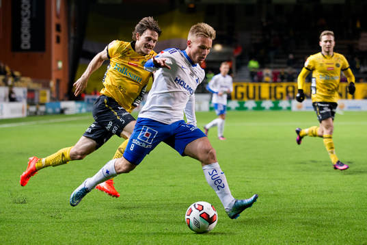 Norrköpings Nicklas Bärkroth före Elfsborgs Jörgen Horn