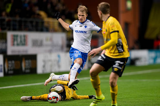 Norrköpings Sebastian Andersson tacklas av Elfsborgs