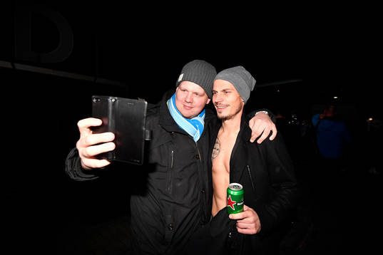 Malmö FFs Markus Rosenberg tar en bild med en supporter