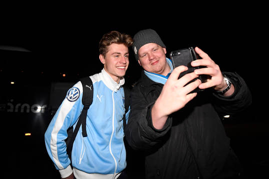 Malmö FFs Mattias Svanberg tar en bild med en supporter