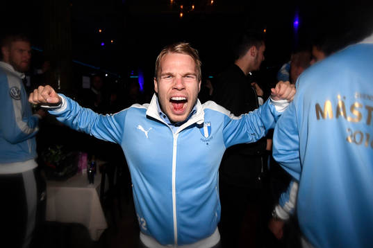 Malmö FFs Oscar Lewicki jublar på nattklubben Hipp i