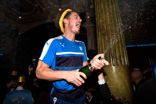 Malmö FFs Markus Rosenberg jublar och sprutar champagne