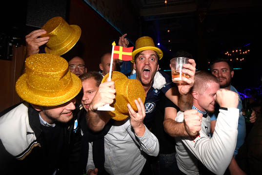 Malmö FFs supportrar jublar på nattklubben Hipp i Malmö