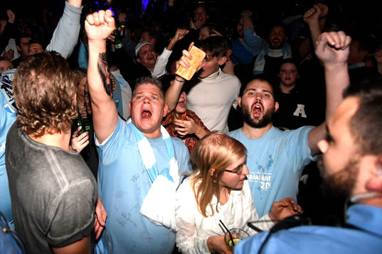 Malmö FFs supportrar jublar på nattklubben Hipp i Malmö
