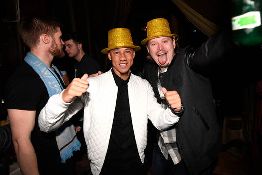 Malmö FFs Tobias Sana med en supporter på nattklubben