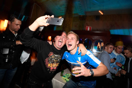 Malmö FFs Franz Brorsson tar selfie med supporter på