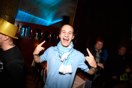 En MFF-supporter jublar på nattklubben Hipp i Malmö