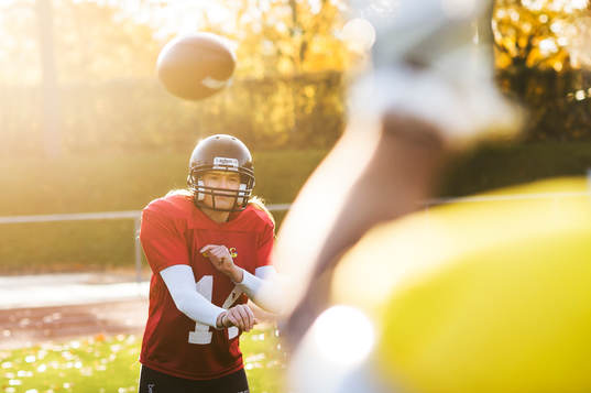 Ungdomar tränar amerikansk fotboll
