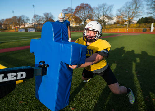 Ungdomar tränar amerikansk fotboll