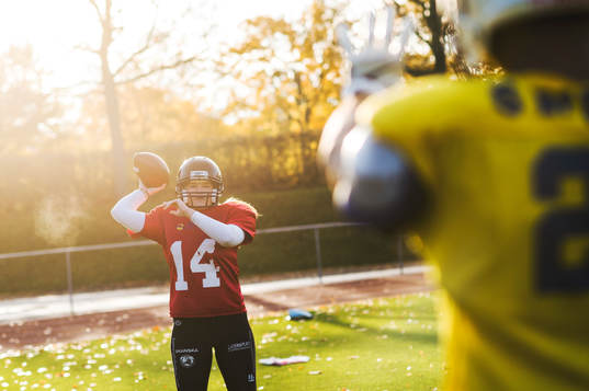 Ungdomar tränar amerikansk fotboll