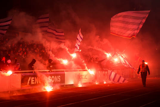 Malmö FFs supportrar med bengaler före fotbollsmatchen i
