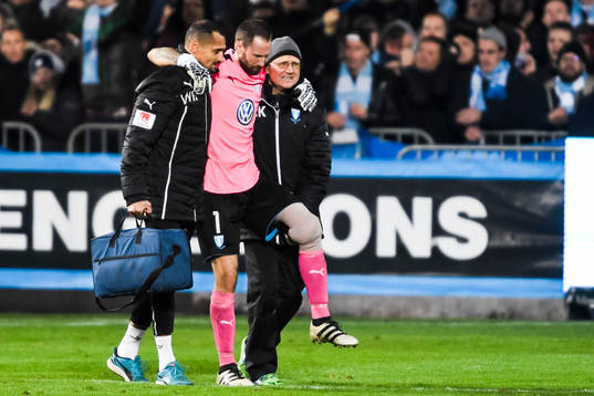 Malmö FFs målvakt Johan Wiland tvingas lämna planen