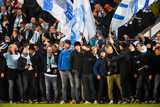 Malmö FFs supportrar påväg att storma planen