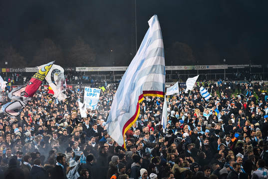 Supportrar stormar planen