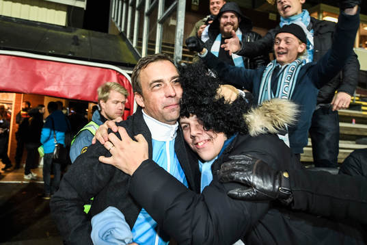 Malmö FFs tränare Allan Kuhn jublar med supporter