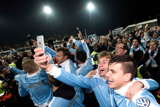 Malmö FFs Mattias Svanberg och Alexander Jeremejeff jublar