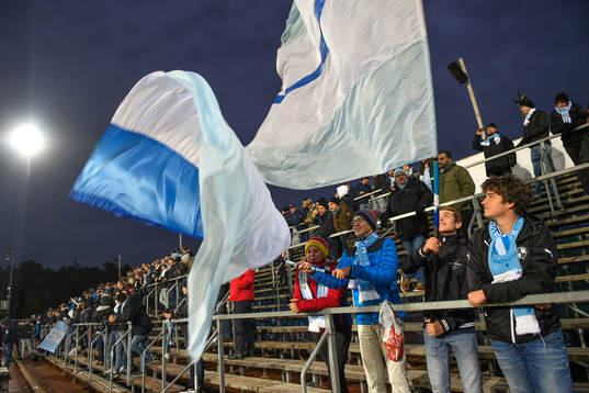 Supportrar med flaggbor på läktaren