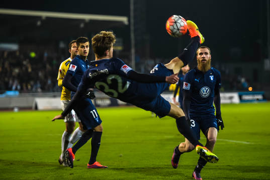 Malmö FFs Mattias Svanberg provar en cykelspark