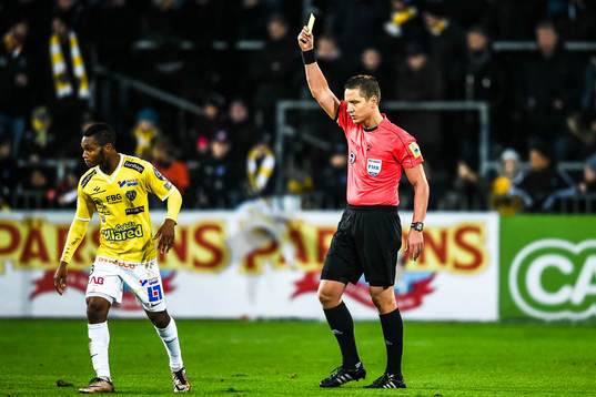 Domare Martin Strömbergsson varnar Falkenbergs Enock Kwakwa