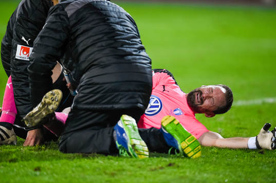 Malmö FFs målvakt Johan Wiland tvingas lämna planen