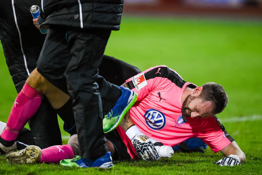 Malmö FFs målvakt Johan Wiland tvingas lämna planen
