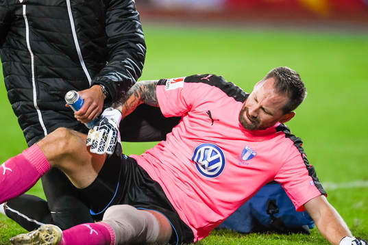 Malmö FFs målvakt Johan Wiland tvingas lämna planen