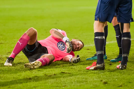 Malmö FFs målvakt Johan Wiland tvingas lämna planen