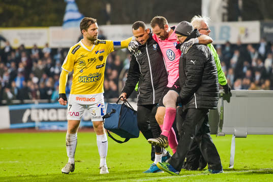 Malmö FFs målvakt Johan Wiland tvingas lämna planen