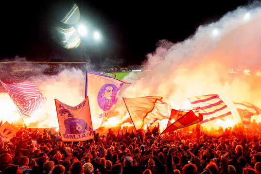 Malmö-klacken bränner bengaler