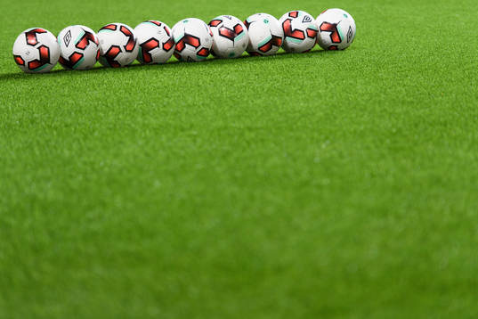 Fotbollar på konstgräset innan fotbollsmatchen i