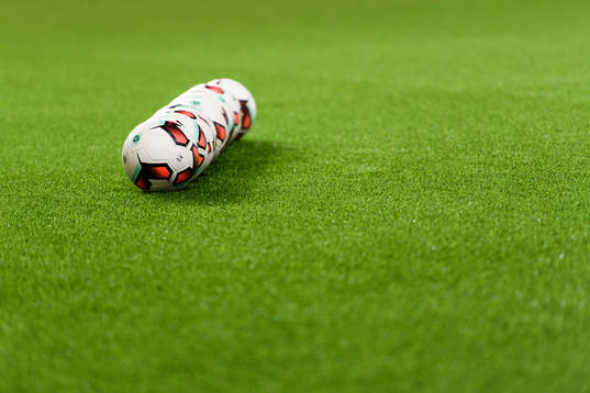 Fotbollar på konstgräset innan fotbollsmatchen i