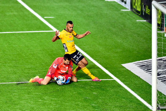 Elfsborgs Issam Jebali och Norrköpings målvakt Michael
