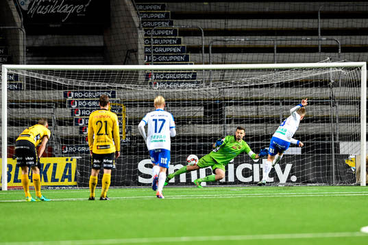 Norrköpings Nicklas Bärkroth gör 2-1 på straff