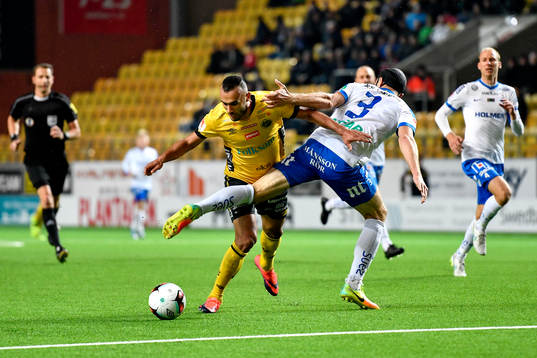 Norrköpings Jon Gudni Fjoluson fäller Elfsborgs Issam