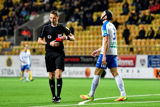 Norrköpings Jon Gudni Fjoluson blir utvisad av domare