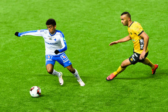 Norrköpings Tesfaldet Tekie och Elfsborgs Issam Jebali
