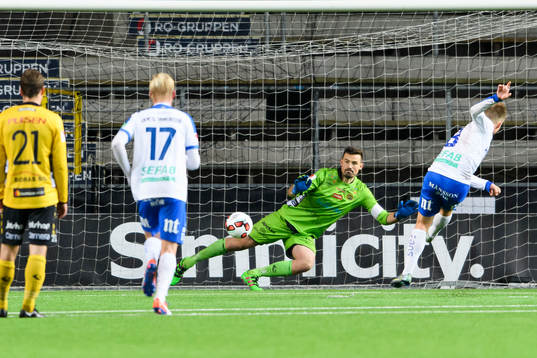 Norrköpings Nicklas Bärkroth gör 2-1 på straff