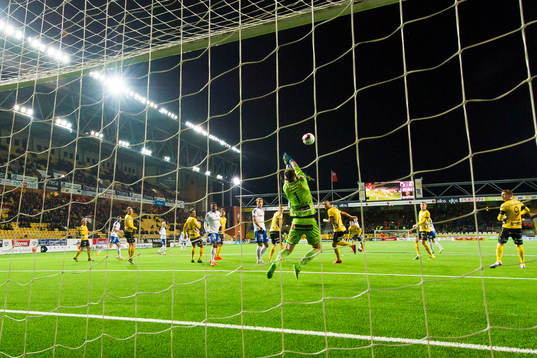 Elfsborgs målvakt Kevin Stuhr Ellegaard räddar skott
