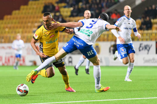 Elfsborgs Issam Jebali och Norrköpings Jon Gudni Fjoluson