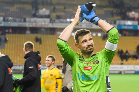 Elfsborgs målvakt Kevin Stuhr Ellegaard tackar publiken