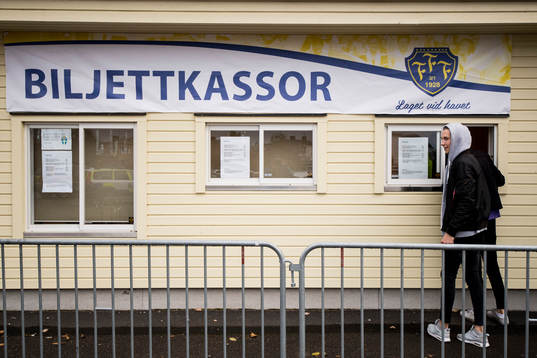 Åskådare köper biljetter