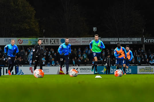 Malmö FFs spelare värmer upp före fotbollsmatchen i