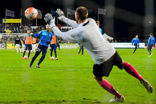 Malmö FFs Jo Inge Berget och målvakt Johan Wiland värmer