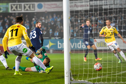 Malmö FFs gör 0-1 bakom Falkenbergs målvakt Alexander