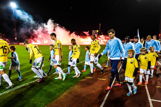 Spelare intar planen före fotbollsmatchen i Allsvenskan
