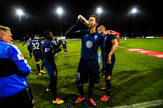 Malmö FFs Alexander Jeremejeff dricker vatten före