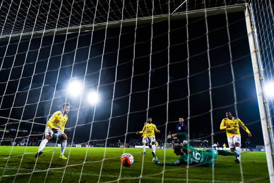 Malmö FFs Jo Inge Berget, ej i bild, gör 0-1 bakom