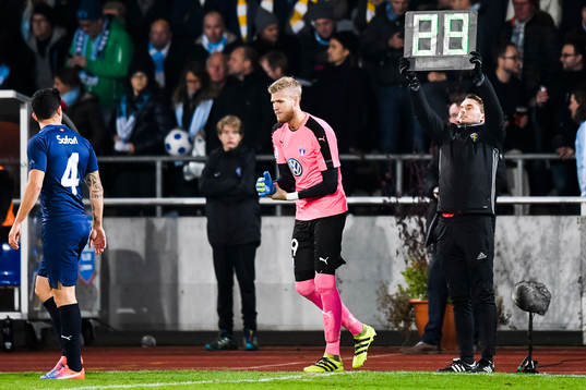 Malmö FFs målvakt Fredrik Andersson byts in
