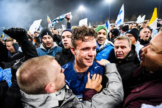 Malmö FFs Andreas Vindheim jublar med supportrarna
