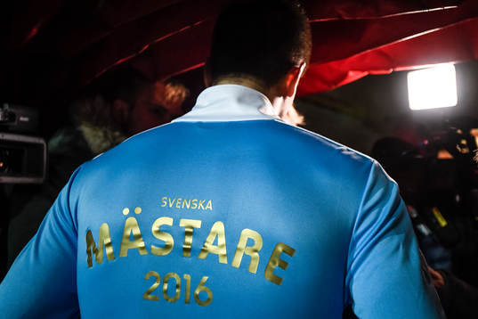 Malmö FFs spelare med segertröja